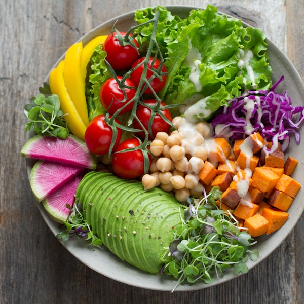 Bowl du jour aux légumes de saison et avocat