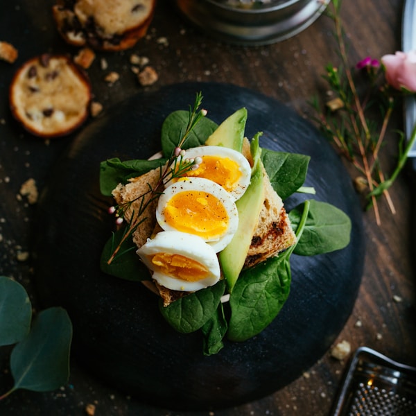 Tartine avocat sur pain de campagne, œuf mollet